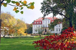 Schloss Güldengossa im herbstlichen deutschland