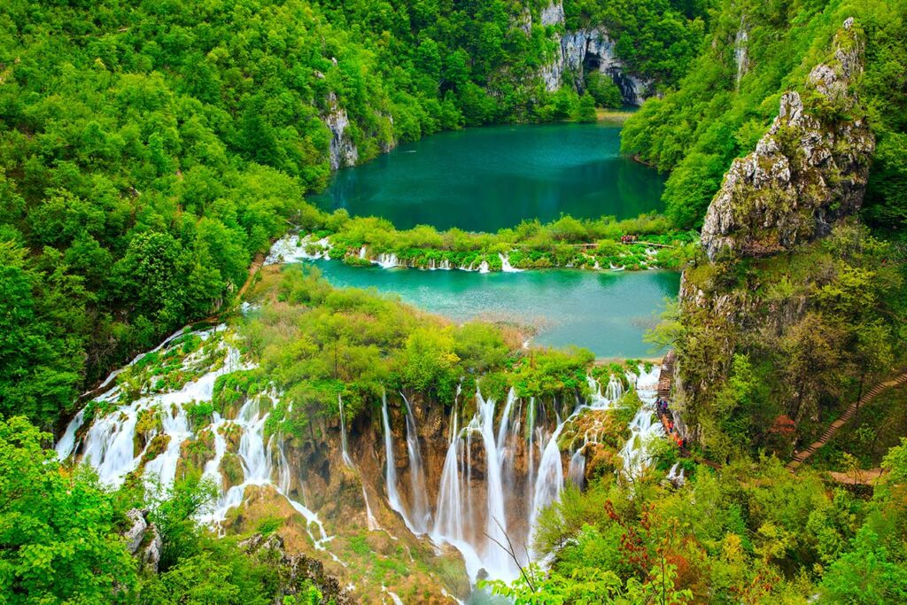 wasserfall im plitvice lakes national park in kroatien