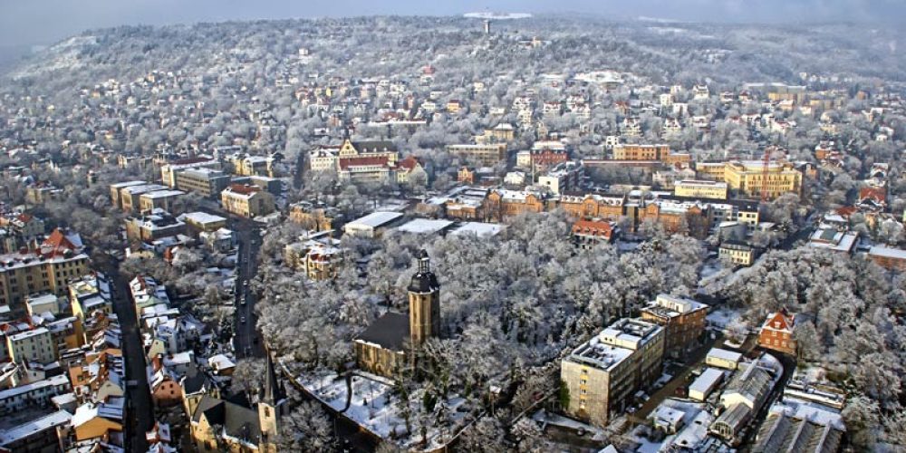 Jena: Winterlicher Panoramablick auf die Stadt